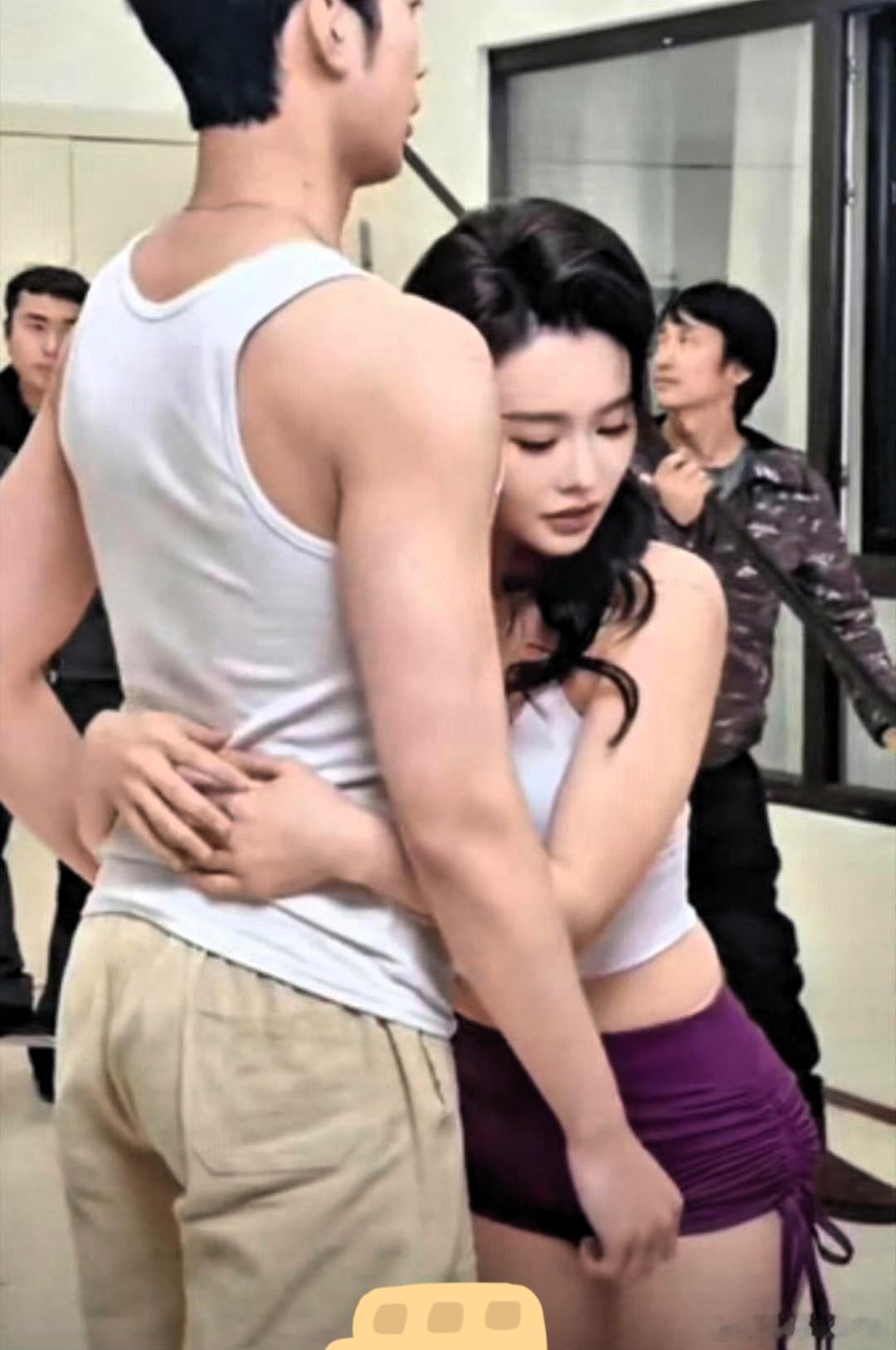 演员拍戏为啥要把裤子脱掉？是为了展示自己的美腿吗？