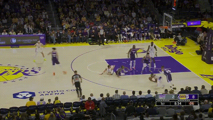 湖人超级巨星詹姆斯的表演时刻又来了！在今天湖人主场迎战弱旅国王的比赛中，当时比赛