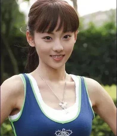 买超又有了新欢，一张网红胶皮脸，不知道的还以为是仿真机器美女人呢！跟张嘉倪差远