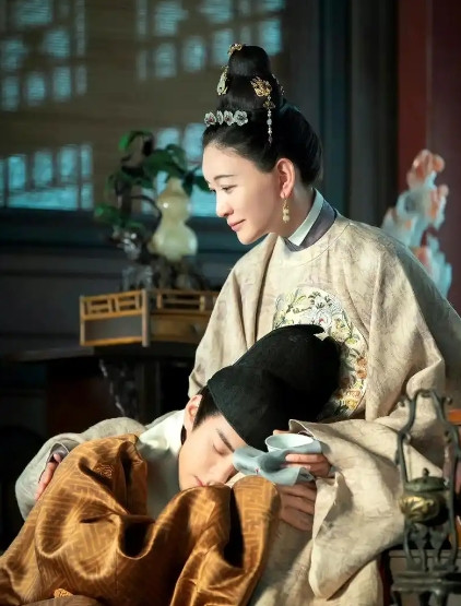 1462年，15岁的太子朱见深正在洗澡时，从小照顾他的乳娘进来加水。朱见深见状，