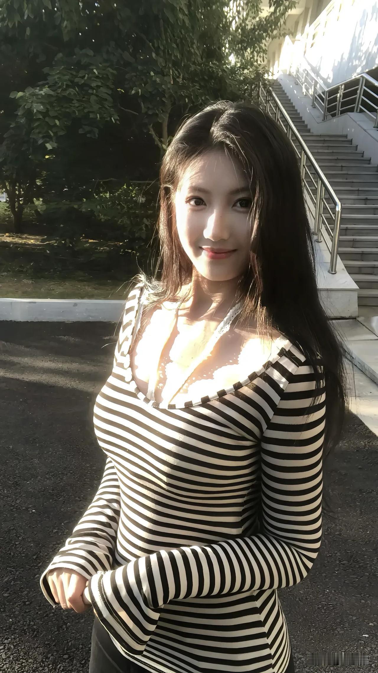 阳光下的甜美女孩，黑白条纹衫，微笑如阳光般温暖。