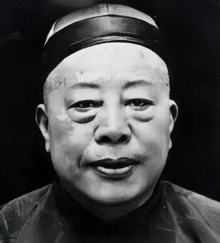 1922年,54岁的黄金荣如愿迎娶24岁的露兰春。新婚夜,黄金荣迫不及待地想要一