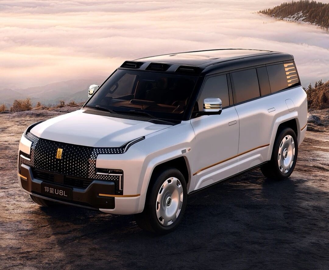 2026款仰望U8L新增的这个白色外观真不错，大气典雅！