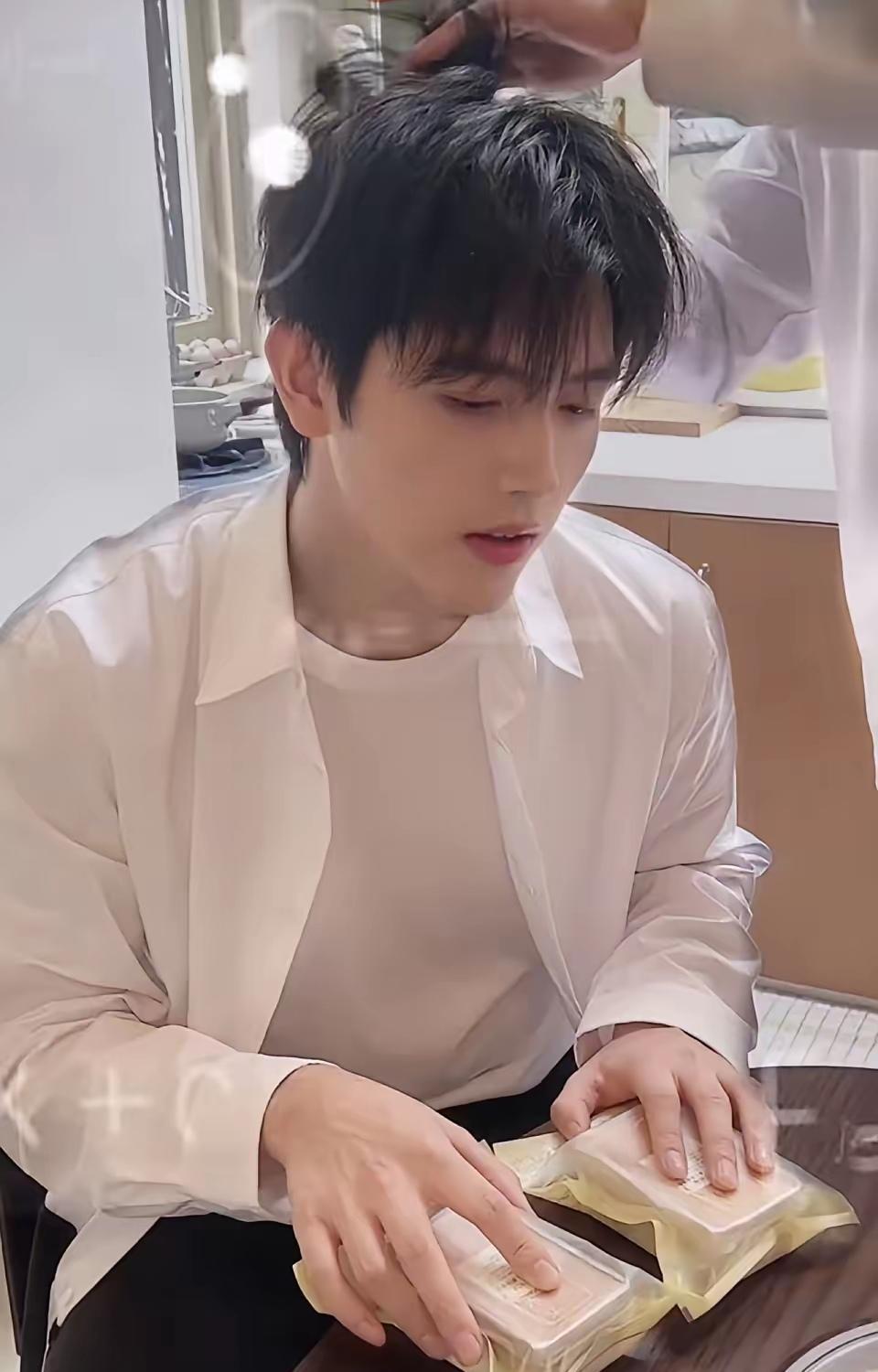 近一个月，晚饭基本没碰，正餐加起来只吃了15顿。就为了一部剧。陈飞宇演一个7