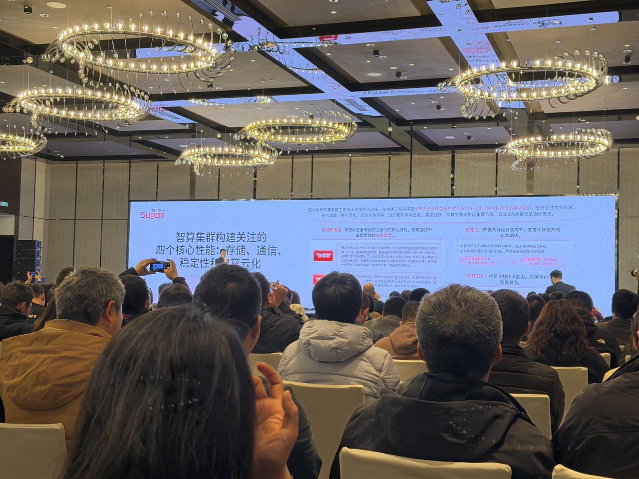 国产高端网络跃龙门，万卡集群“传送带”通了工信部此前印发的《算力互联互通行动