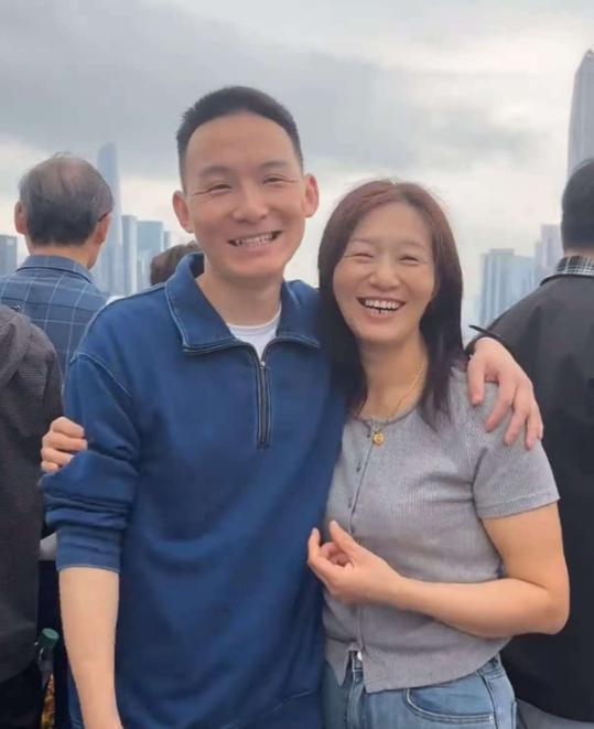 谢浩男真是一个仗义的朋友，值得深交！过去谢浩男让两位好友，与自己妈妈许健华一起