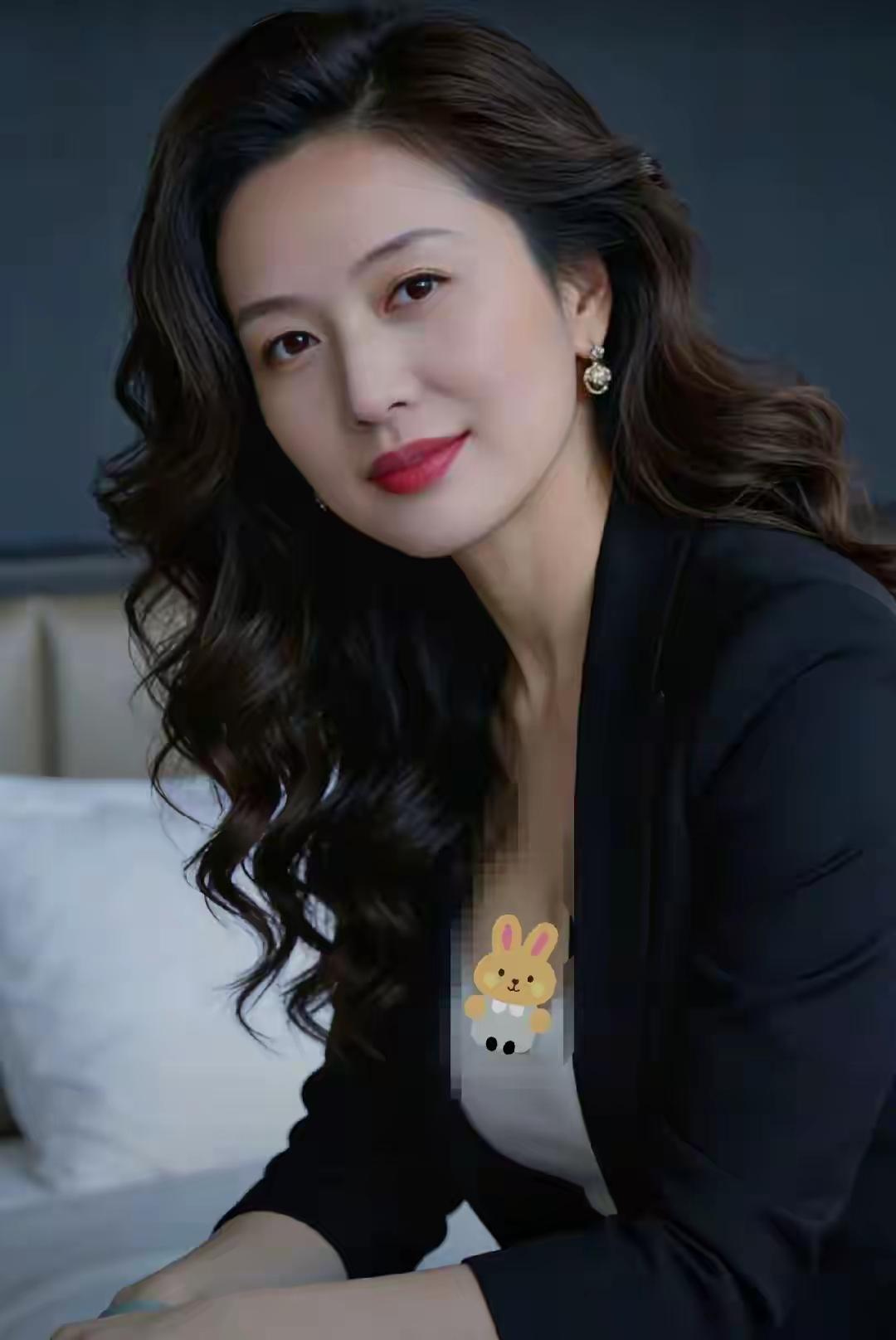 这气质中年女性以前总觉得美就得够惊艳够锋利，现在才发现，那种不刻意绷着的状态