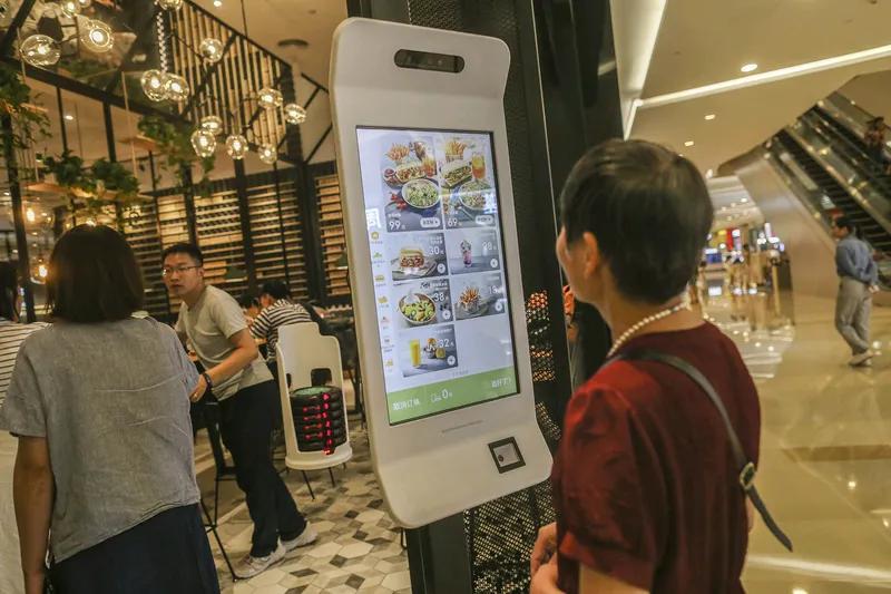 周末带孩子去KFC，一进店就看到有十几个老年人在聊天、打牌，声音很大。我想，这不