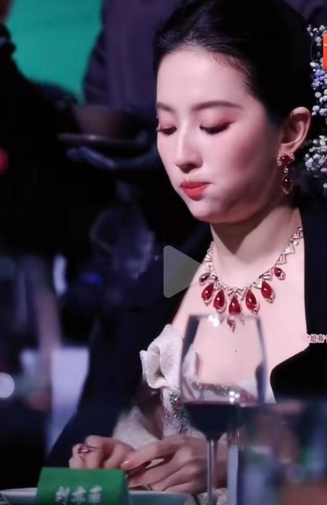 刘亦菲这主打一个吃够本，不能白来啊！今天看一个热搜说她下颌角有收进去的弧度，