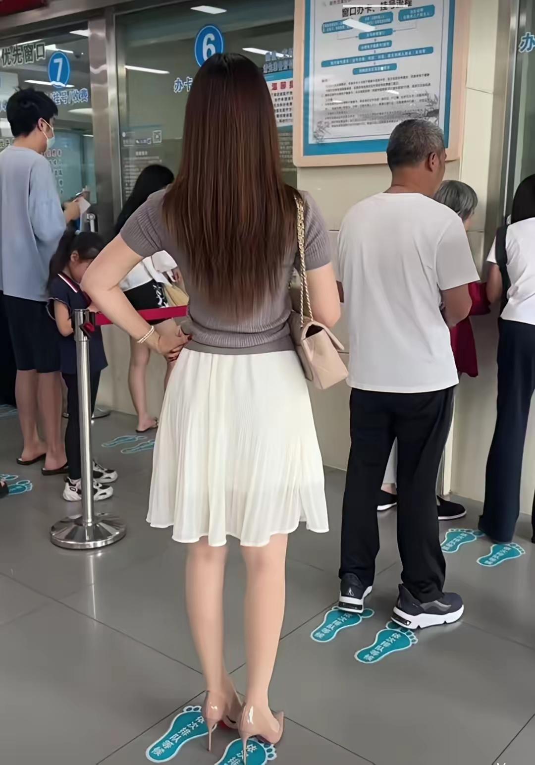 记录我的2026在医院窗口排队时，如果有人说有急事，需要占用你的位置插一下进来，
