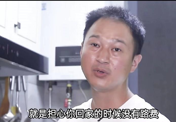 男子因为给别人当法人，入狱两年。出来的时候拿回3900，其中有1300是家里给