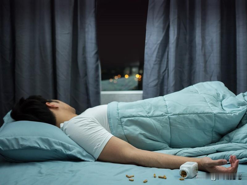 经常吃安眠药危害可不少！首先是会产生药物依赖性，像地西泮、氯硝西泮这些，停药就会