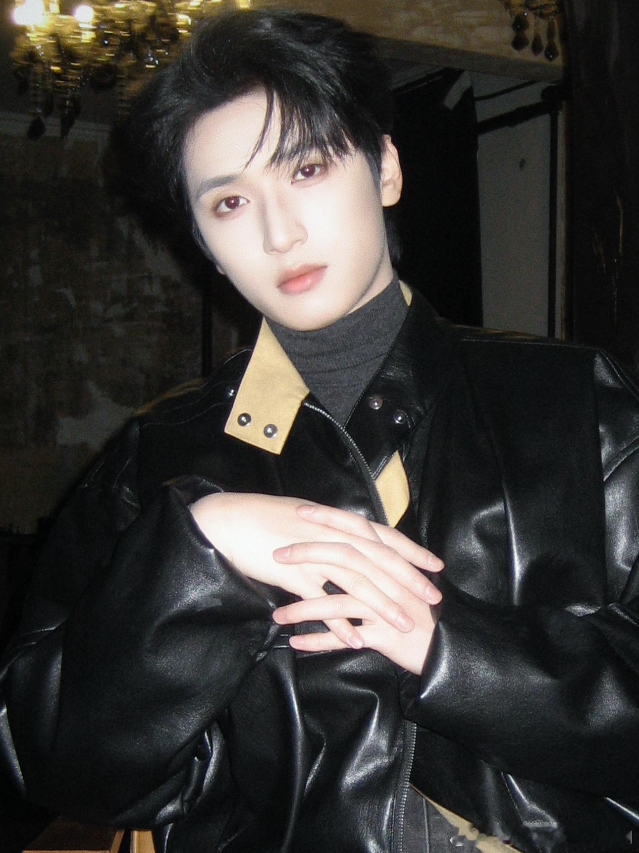 背头，皮衣，红瞳…要素过多“只要有妆造就会发”的含金量还在上升🙂↕️