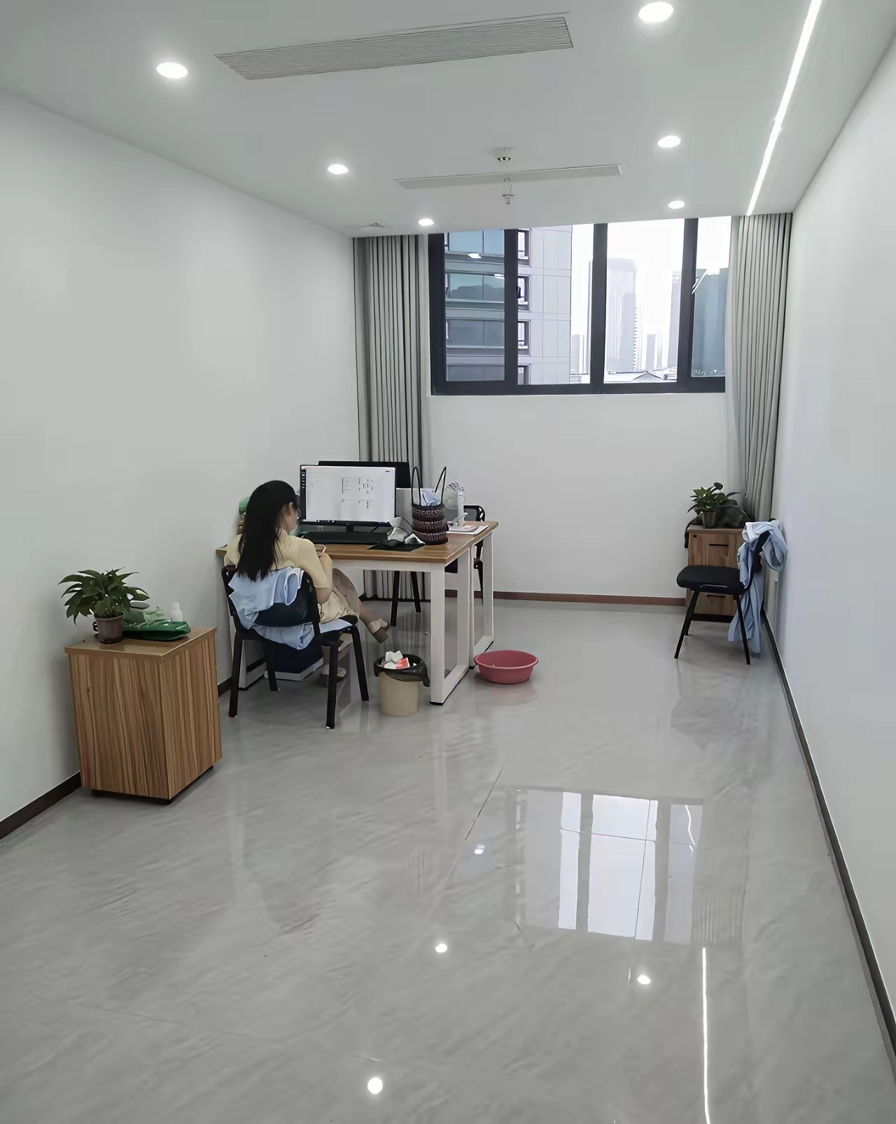 大家猜一猜，这个是体制内的办公室，还是民营企业的办公室呢？​​​
