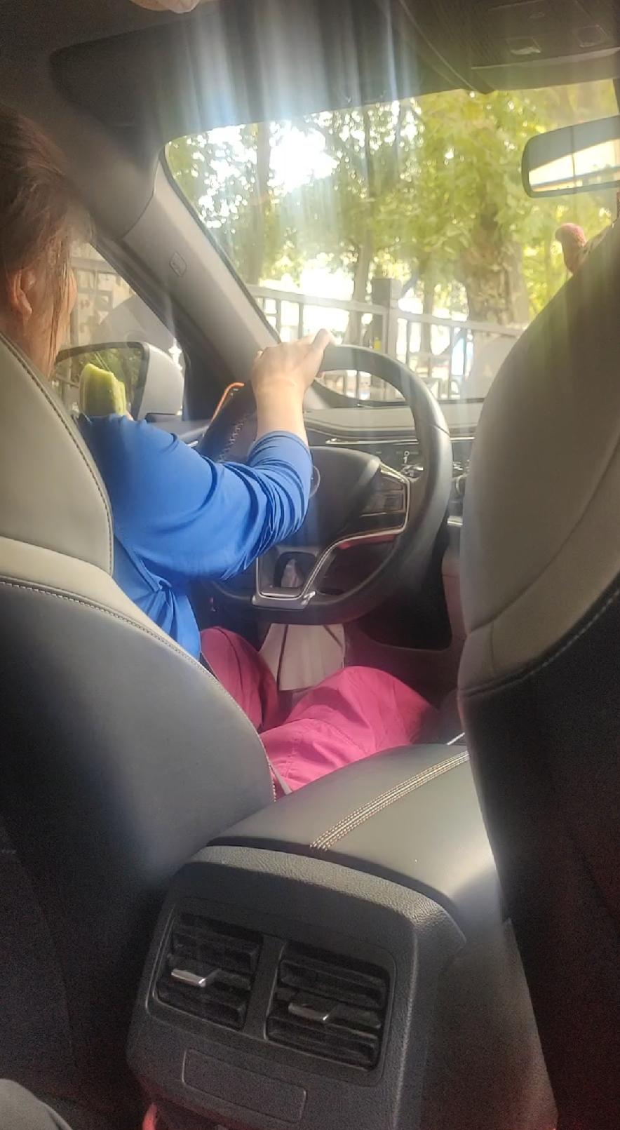 近日，出差贵州，从贵阳龙洞堡机场打了一辆网约车，赶往市区，开车的是一位女司机，一