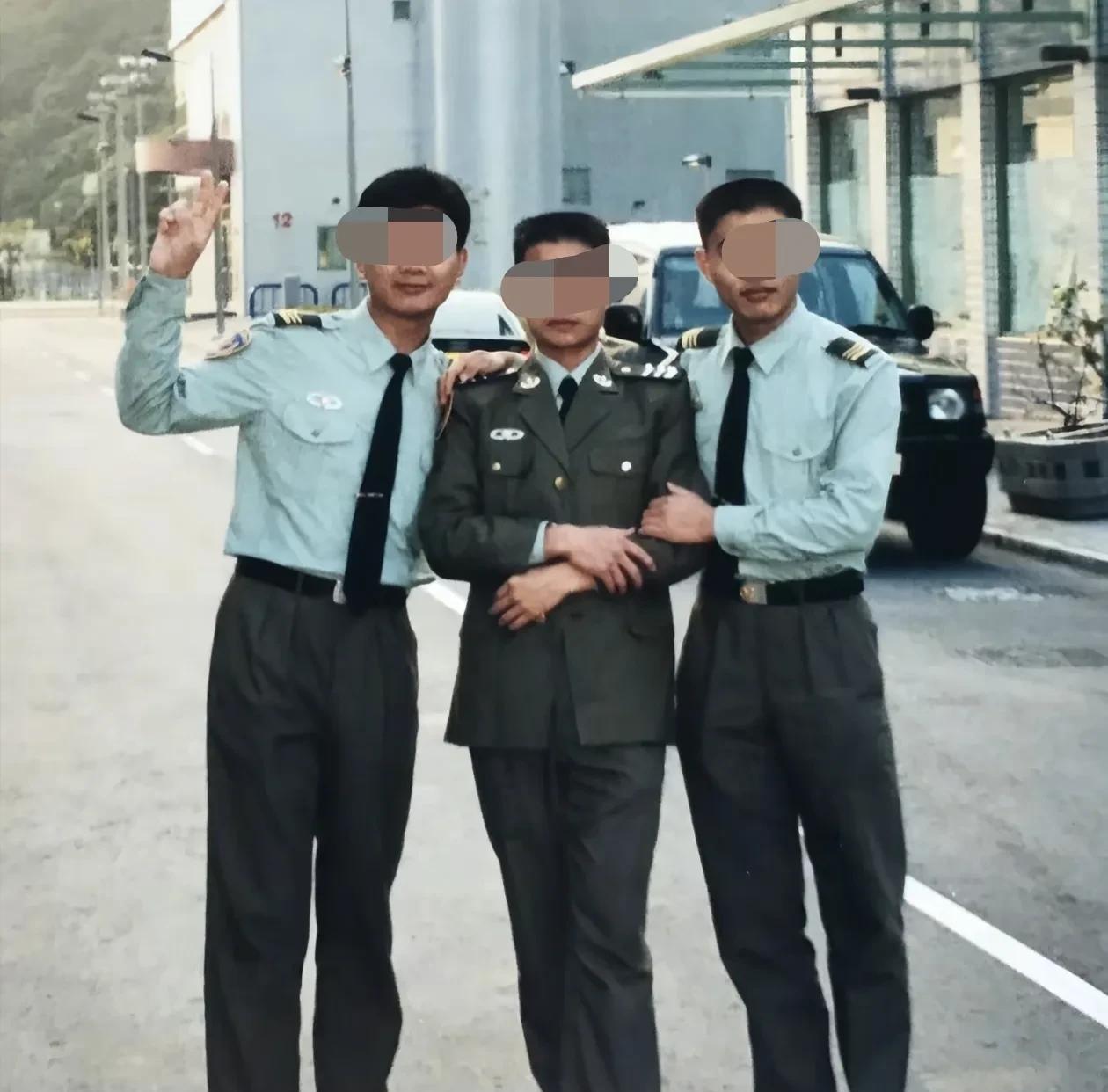 昂船州小卖部前面，三位解放军士兵着装规范，按照要求全部系上领带拍照留念。看到解放