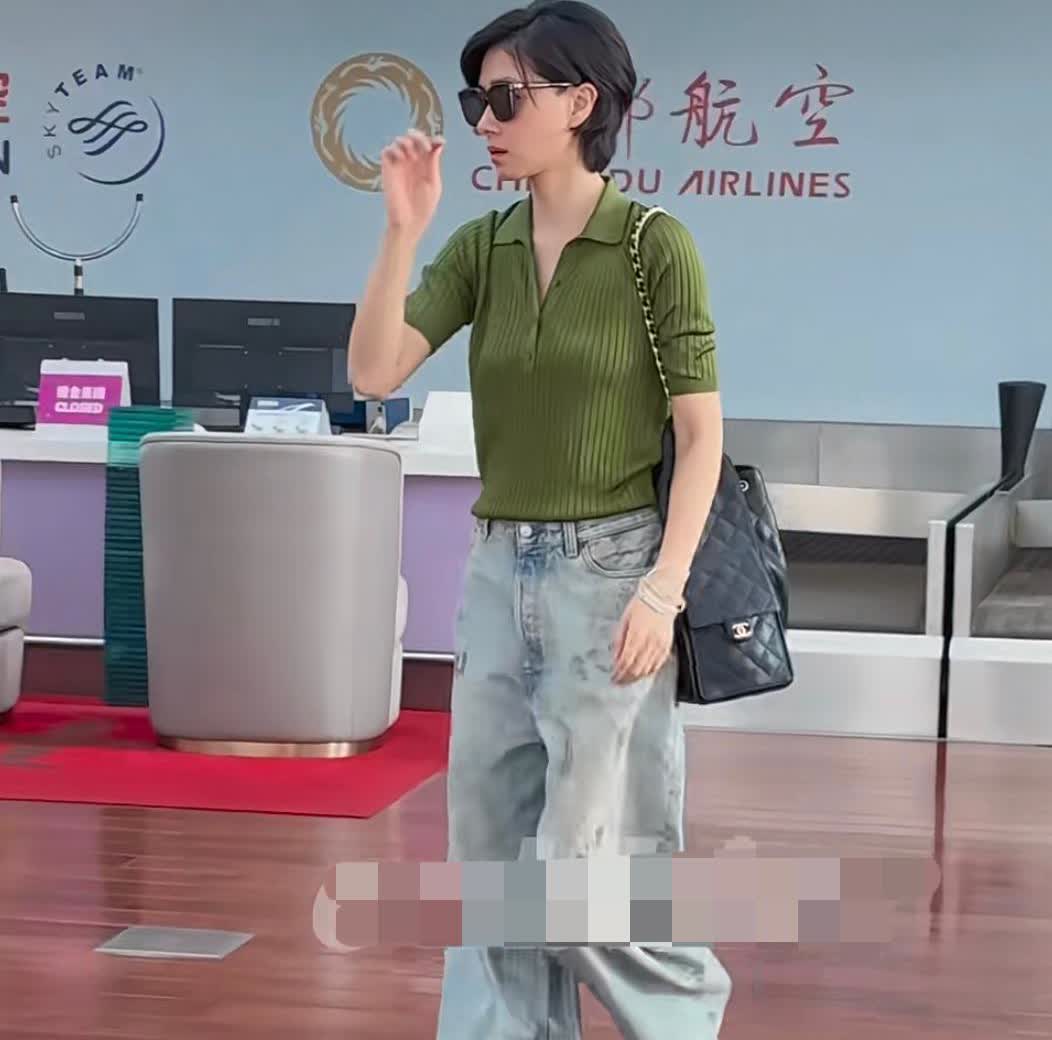 万茜，太节约了！这条裤子看她穿了好多次了，明星大多数衣服都不穿第二次的，