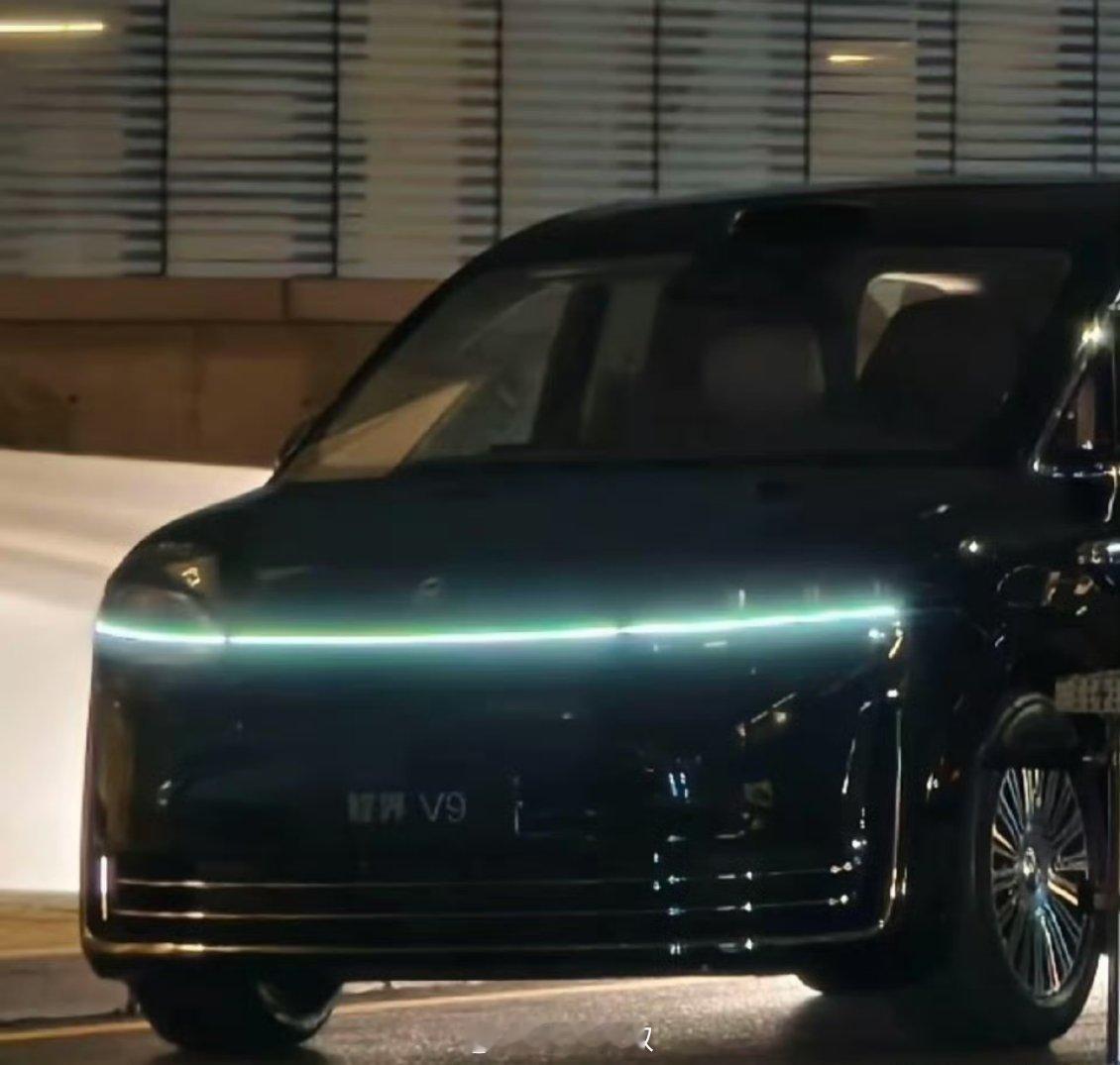 这应该是全网智界V9首次的实车谍照披露了吧。造型是一看就是鸿蒙智行的车，有9系旗