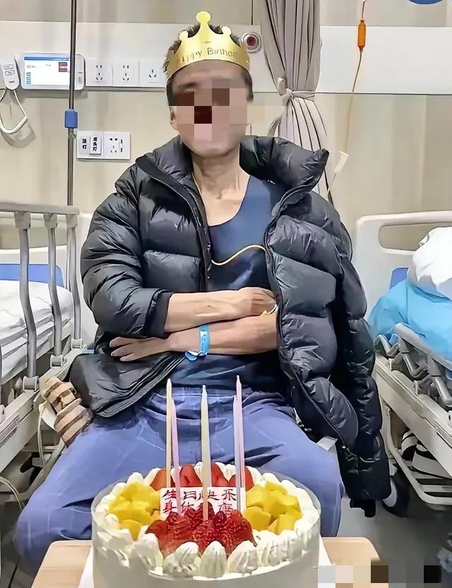 泪目！陕西47岁男子肝癌晚期。家人千方百计瞒着他，不让他得知病情。谁料，男子死后