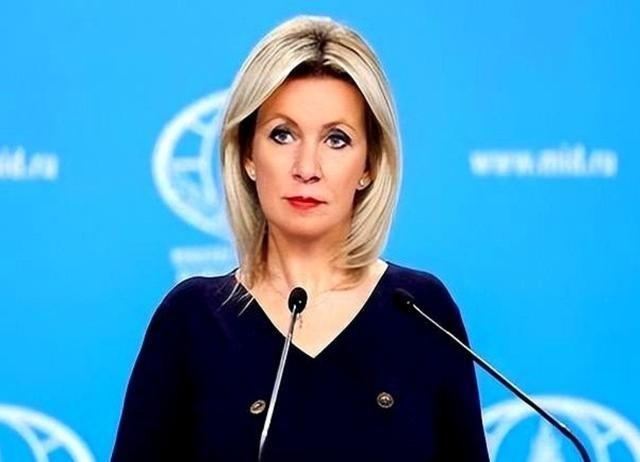 俄罗斯走了一步让所有人都没想到的棋。它没有搞军事演习，也没放狠话，而是做了一件看