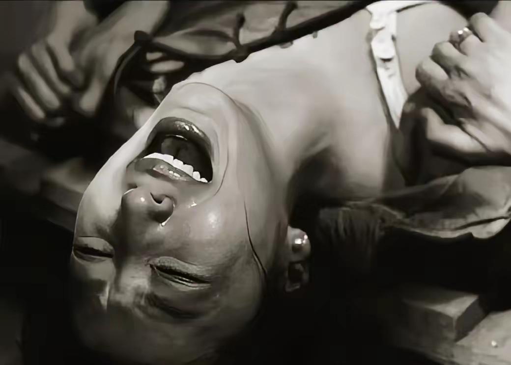 日寇的暴行，罄竹难书。他们见肉店老板女儿貌美，便强行将其拖拽施暴，事后竟用挂肉铁