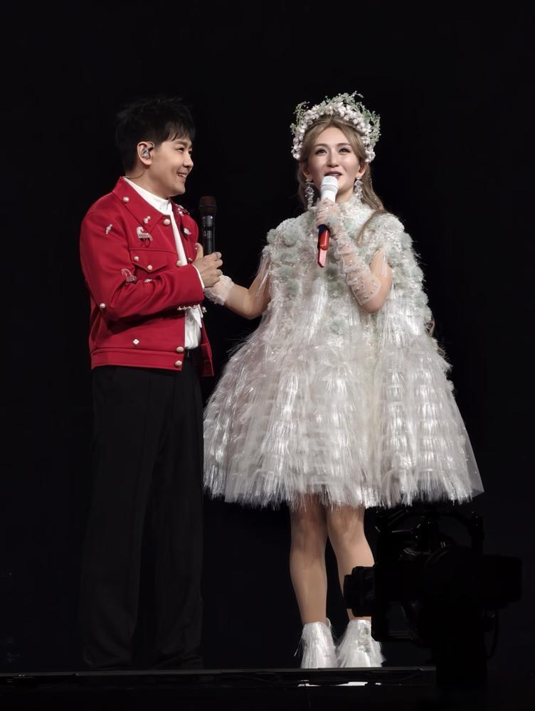 一个主持人的演唱会，预约超17万，供需比22：1。44岁，三孩的妈，票价最高