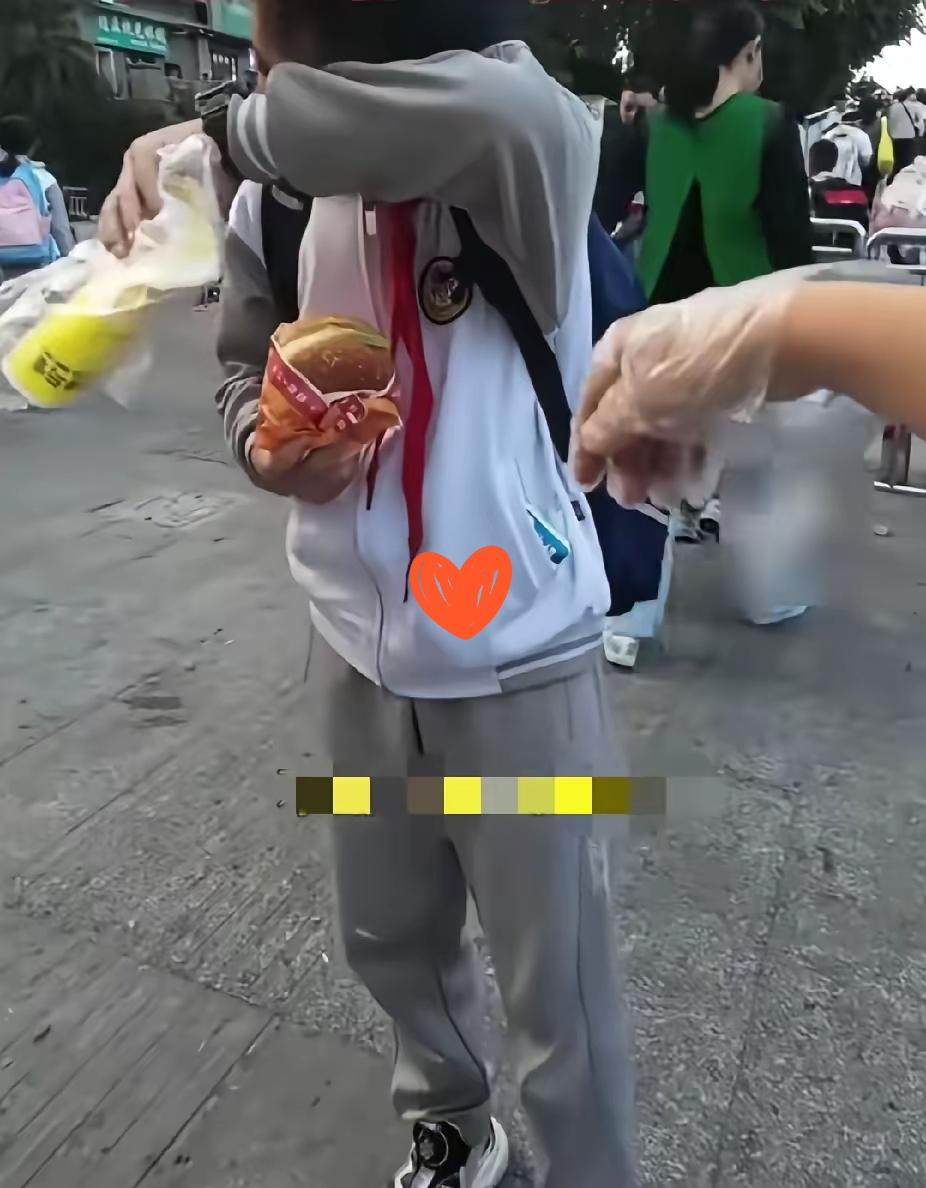 背着书包的小男孩，站在早餐摊旁边突然哭了，摊主大姐的一个举动，让人看着好暖心了。
