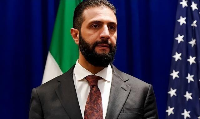 为什么朱拉尼能卷土重来？所到之处无人能挡，而巴沙尔、库尔德都是不堪一击。说白了，