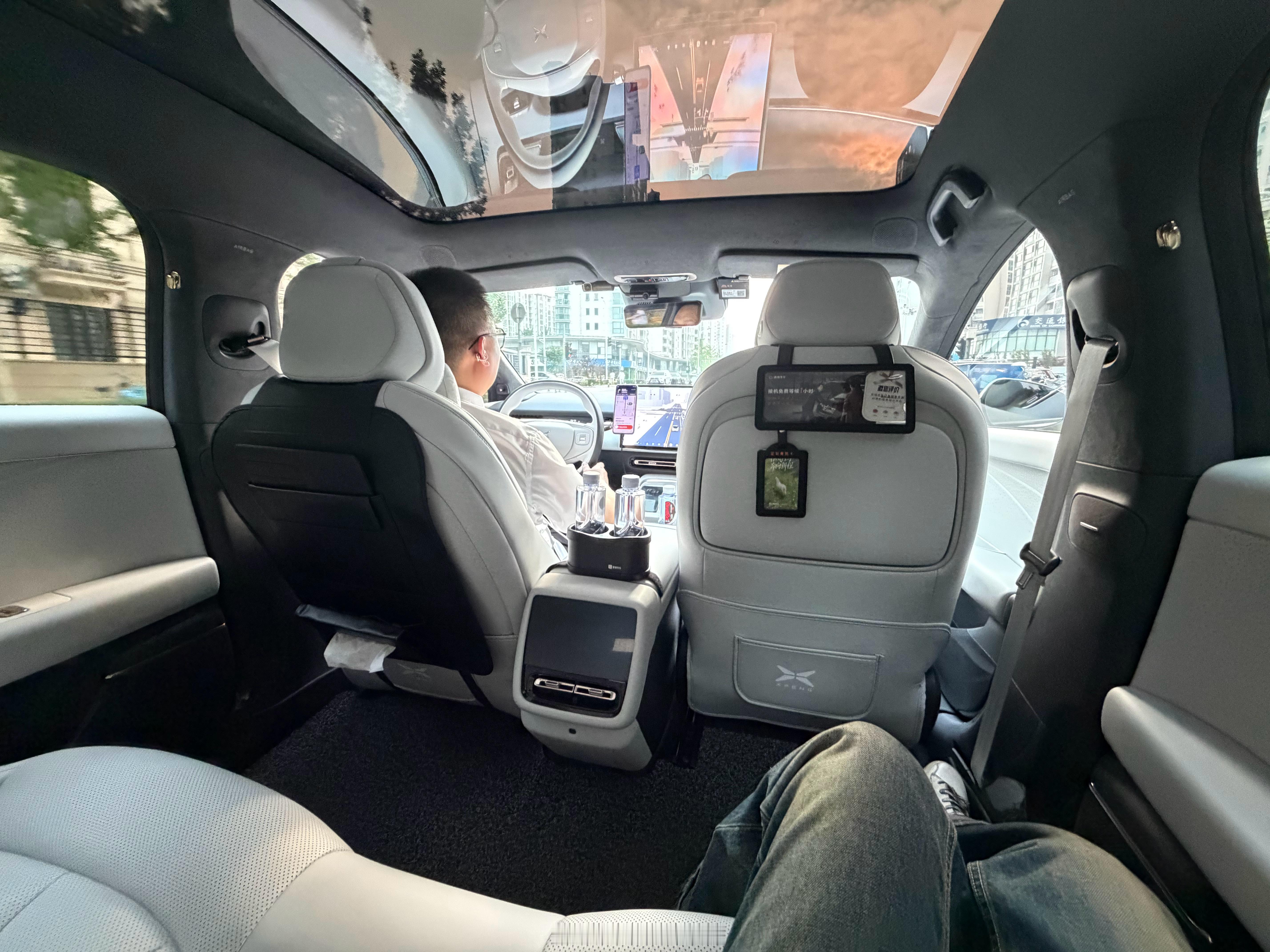 打专车打到了小鹏P7+舒适感真的太强了这大新车，空间是真大，后排座椅也舒服以后专