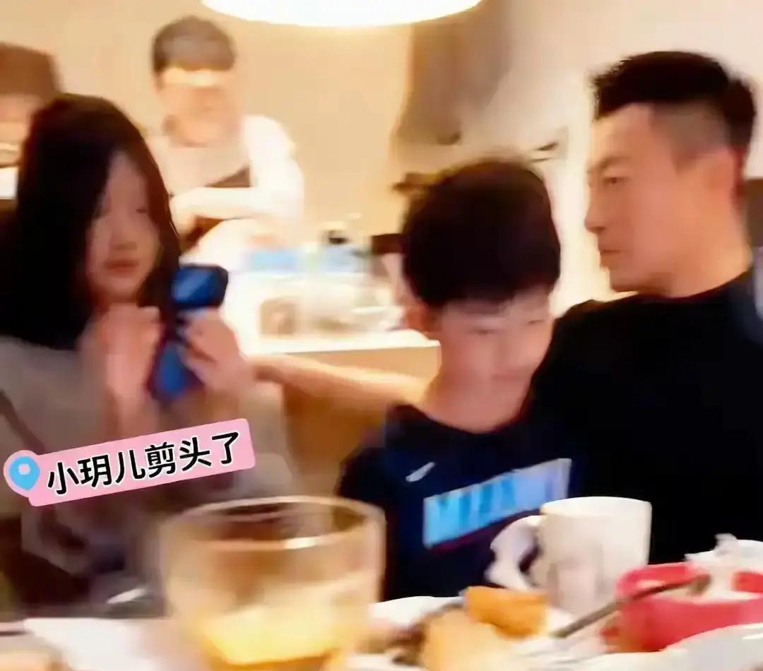 俩孩子生日宴抱着手机不撒手，成绩却稳居年级前20%。汪小菲家每天只给1小时屏幕