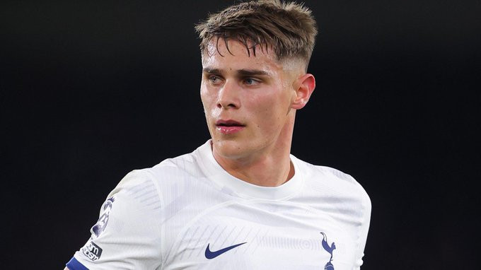 LW谈及范德文可能作为曼联左后卫引援的可能性曼联夏窗考虑引援位置之一是左后卫，作