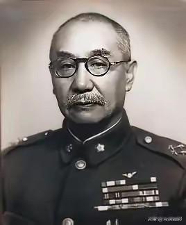 1949年，阎锡山带着十多箱黄金，和一大群随从一起登上了飞机，但飞机超重，要求减