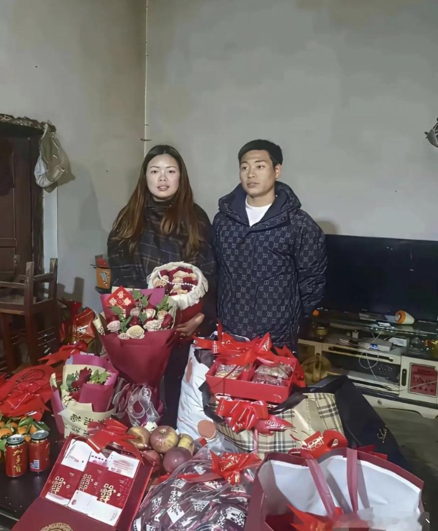 这个100%是嫁给了爱情。