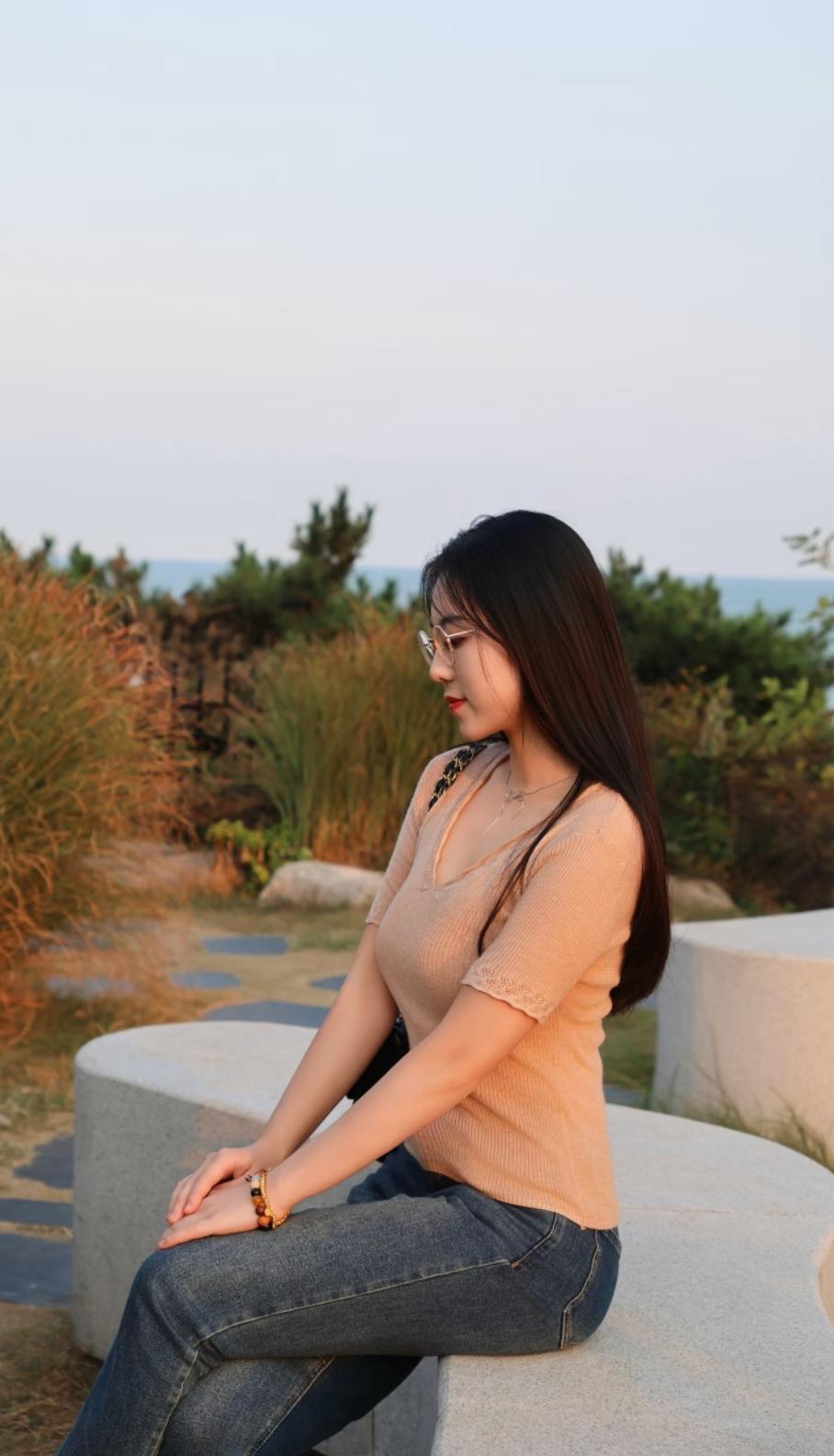 女孩坐着右板上休息一下。