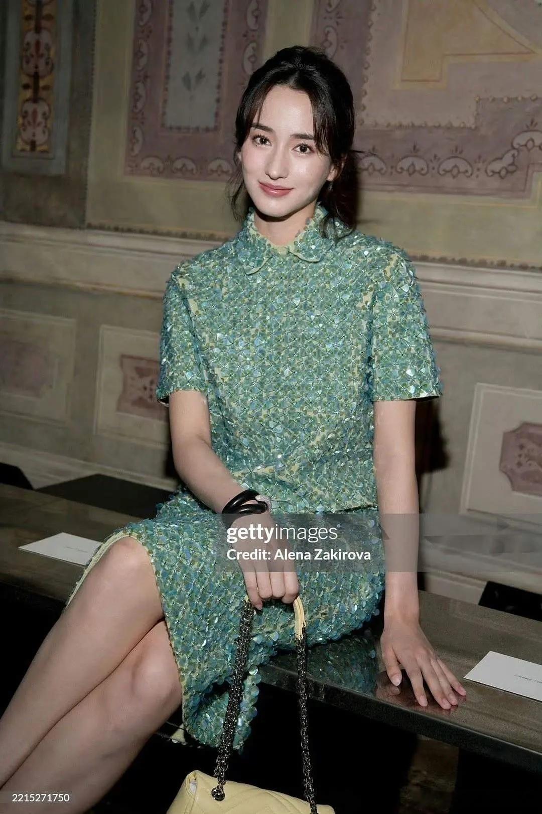 李宛妲看秀G社生图发布，上身品牌25新季绿色亮片套装。很美啊✨gucci早春秀古