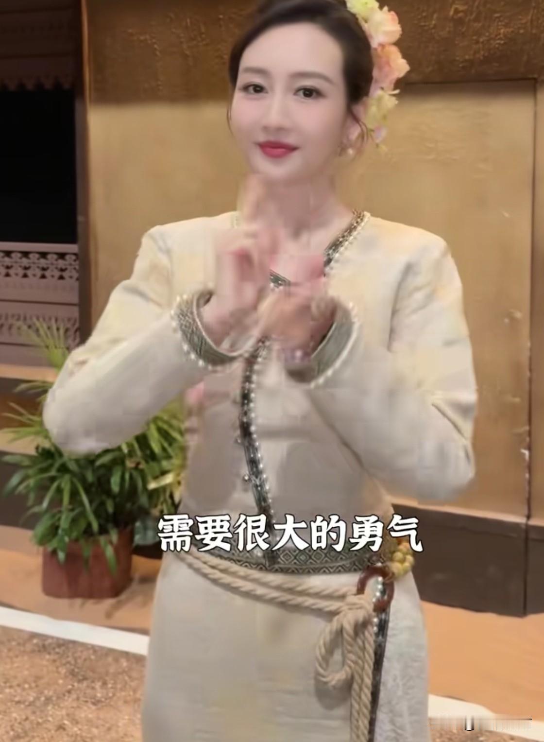 我现在信所有小道消息了。43岁的演员王鸥跟大家说了一件众所周知的事儿。其实4