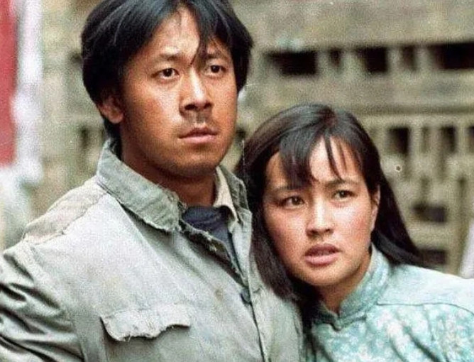 1986年，刘晓庆和姜文拍摄《芙蓉镇》时相恋，她的二婚丈夫陈国军大闹片场，刘晓庆
