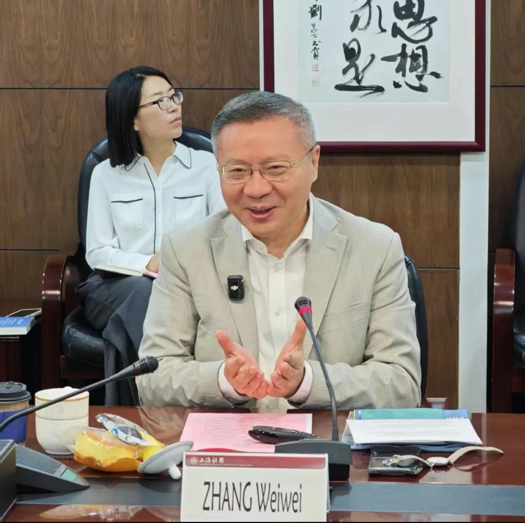 这是张维为教授近期演讲的图片。张维为教授满面春风，喜笑颜开。细看之下，张教授白