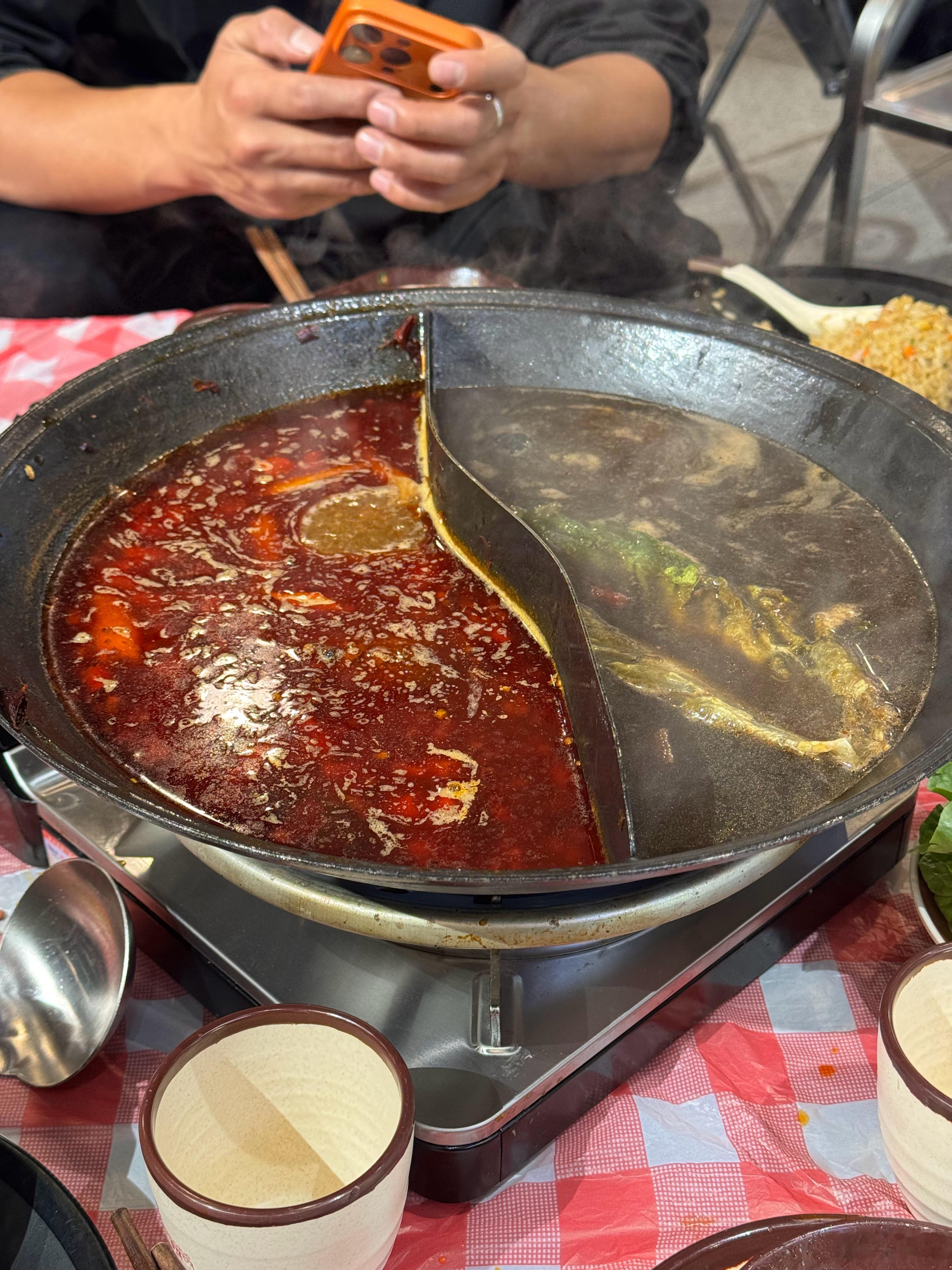 跟福建人吃饭最麻烦了，还得为他搞个鸳鸯锅，就他一个人吃