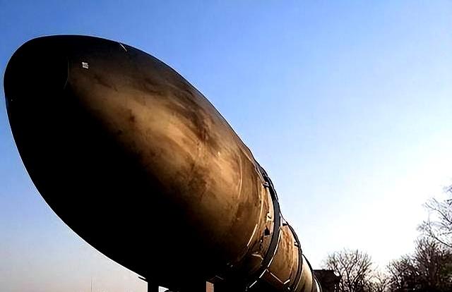 这就挺魔幻的。两车追尾，奔驰女司机下车第一件事不是看车损，而是众目睽睽之下把后