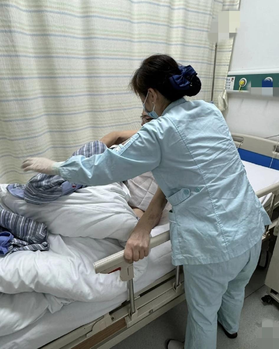 今天，楼道里保洁阿姨和陪护的闲聊，听得人心里发沉。阿姨说：“我在这干了七年，