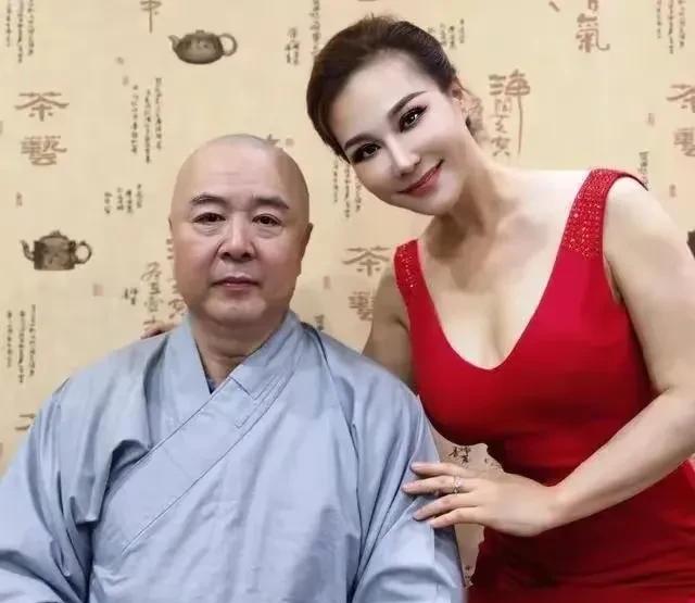天呐，他怎么变成这样了？曾经有多帅，现在就有多丑，大家都很熟悉吧！只是旁边的美女