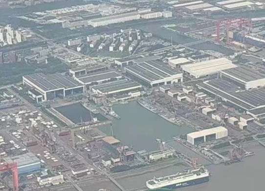南方某岛航拍图38号052D和14号055还在建，啥时候能看到新驱“九千岁”[