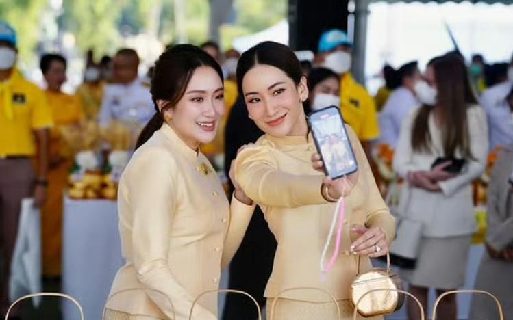 泰国总理佩通坦被解职后，他信家族几乎所有人都保持了沉默，只有她的姐姐萍通塔第一时