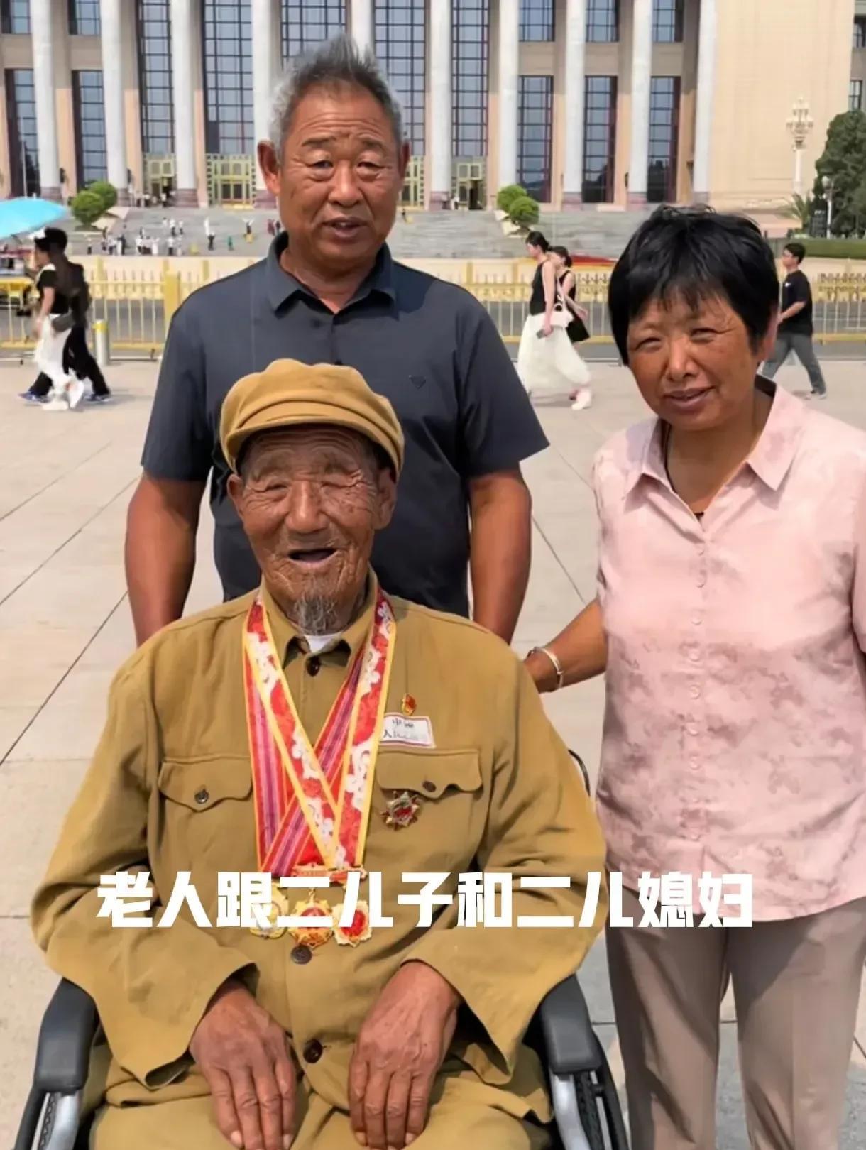 这个叫蹇兆增的抗美援朝老兵过得一直很苦，主要是他的家庭很不幸。大儿子因病早早过