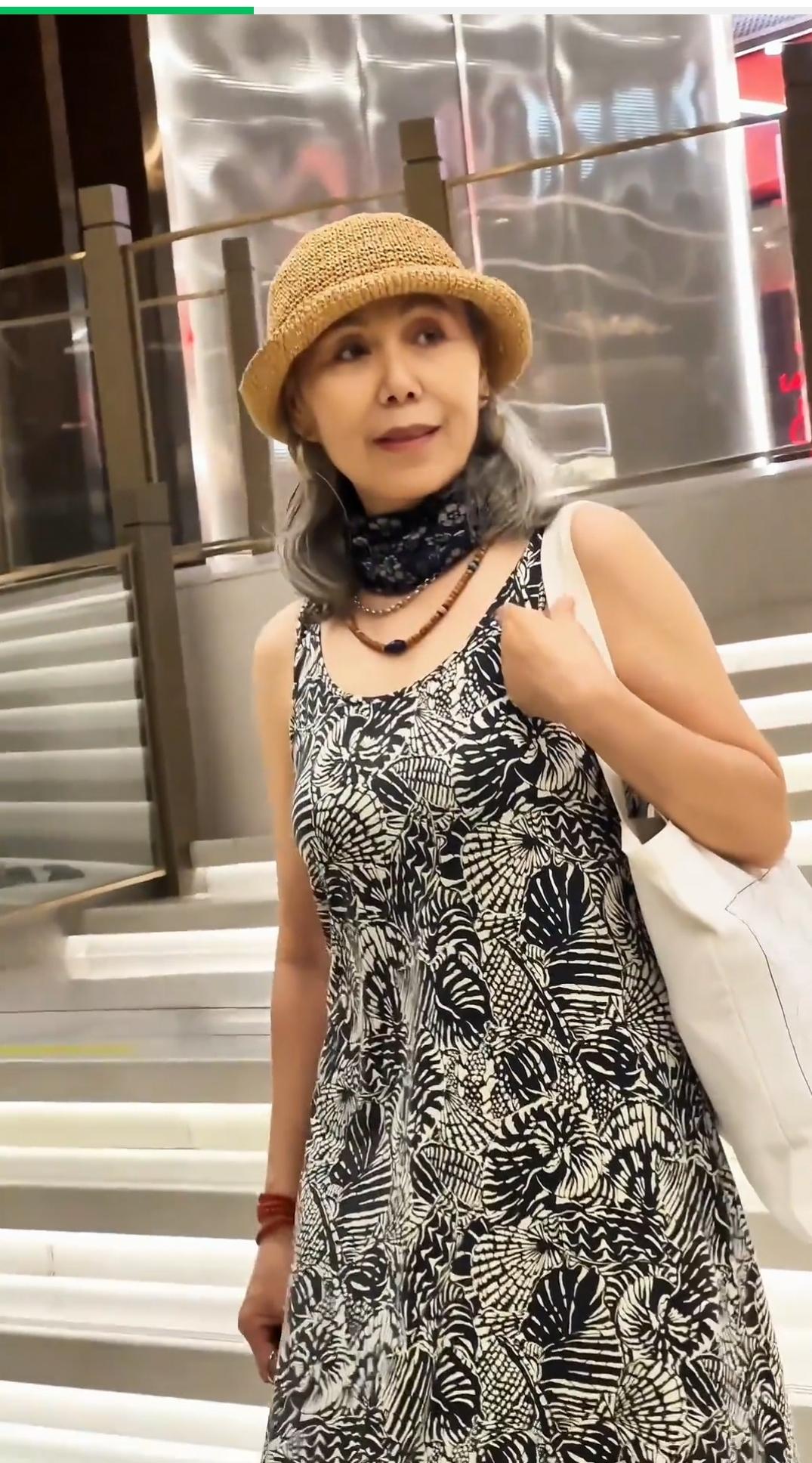 白发阿姨从容出圈：真正的美，拼的从来不是脸蛋金钱这位阿姨的街拍瞬间豁然开朗。