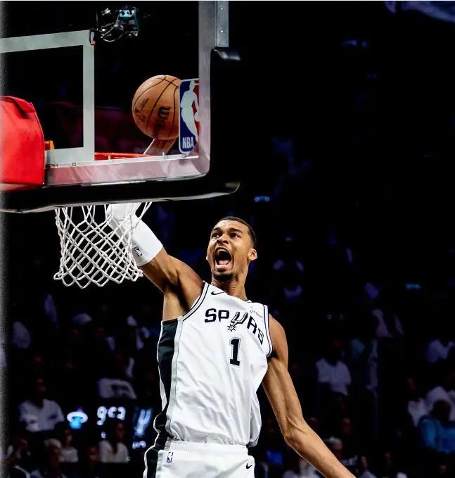 文班亚马34分18板7助5帽，数据栏看着像2K作弊码。加时赛最后两分钟，我盯着屏