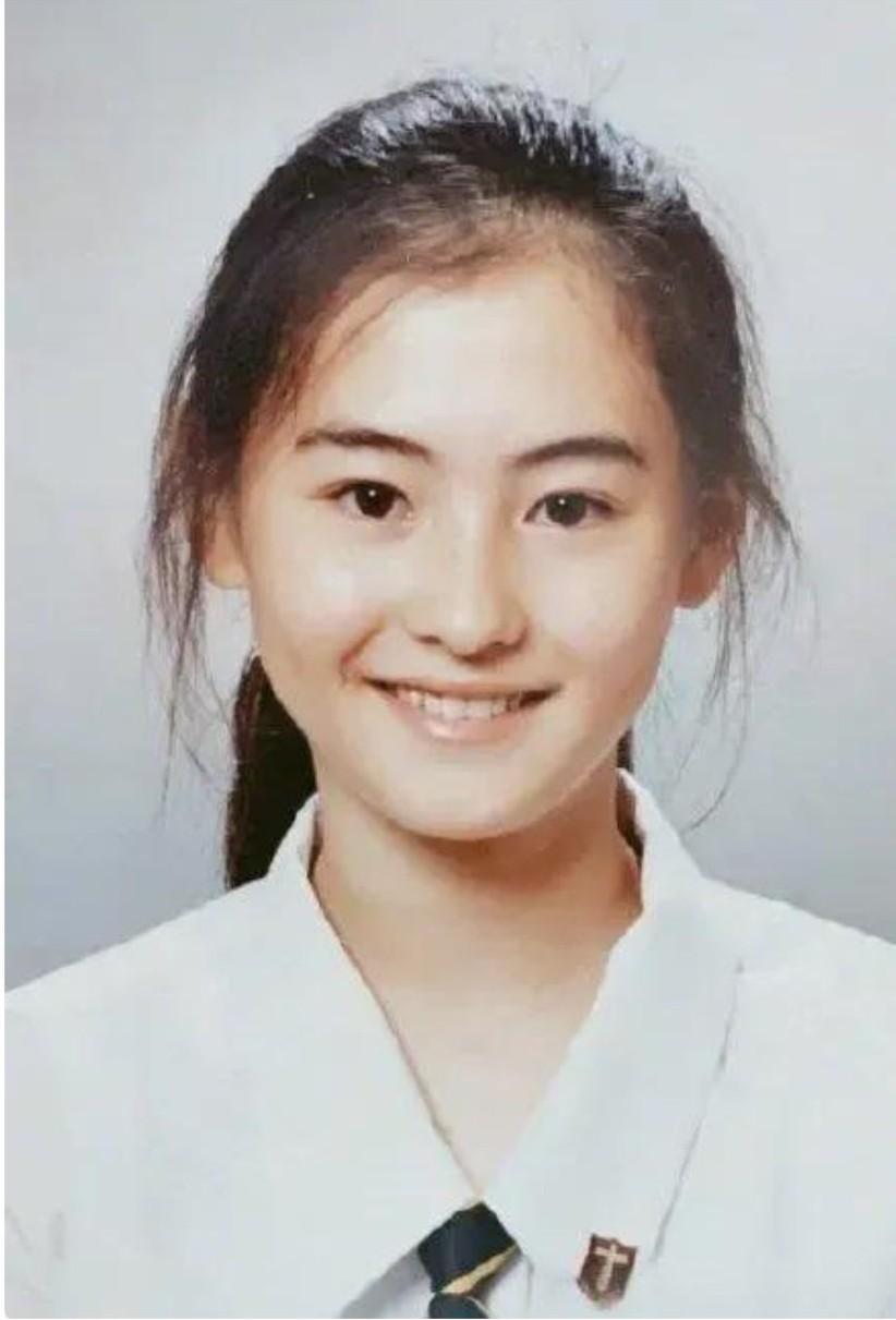 小张柏芝77，以素颜长得像张柏芝而走红网络。现在她已经以火箭似的速度出道拍戏了，