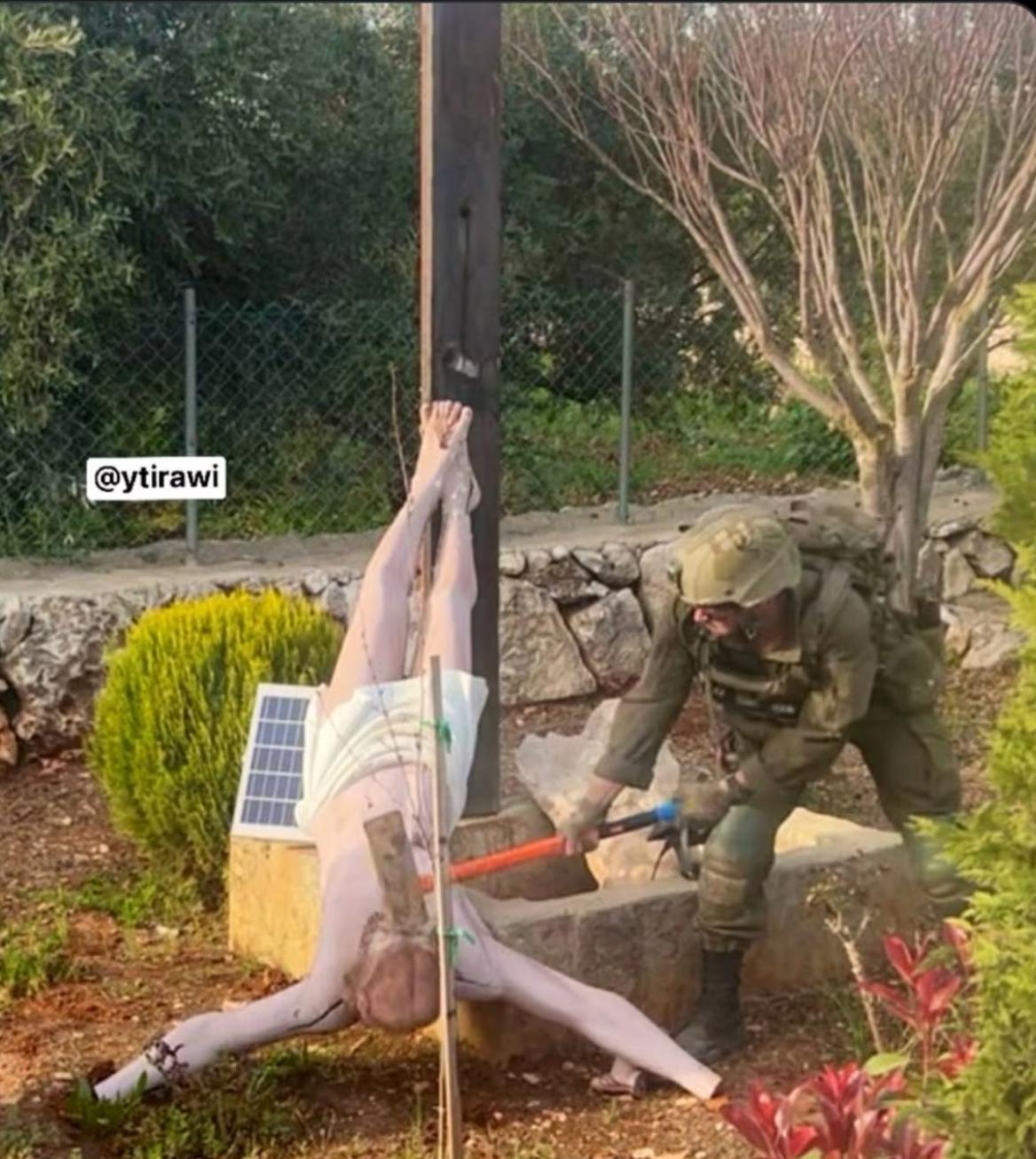 真的太离谱了！一张照片，直接在全球社交平台炸翻了天！以色列士兵疑似当众破坏