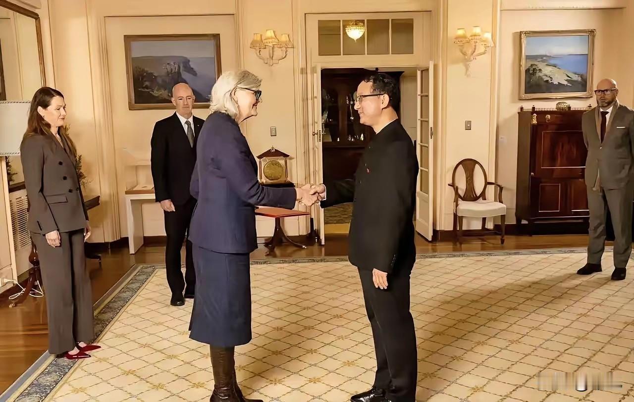 中山装可不可以成为中国外交人员的标准着装？​前两天，刘劲松大使向澳大利亚总督